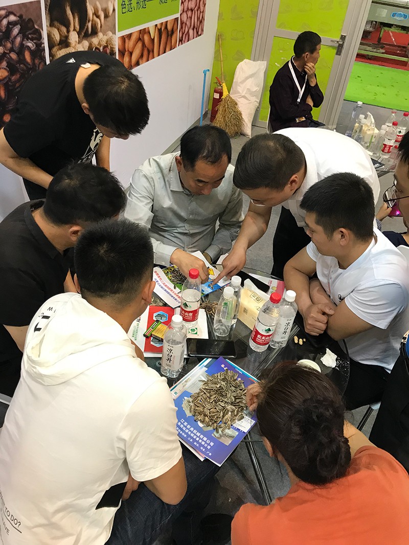 色选机|食品色选机|再生资源色选机|矿石色选机|履带色选机